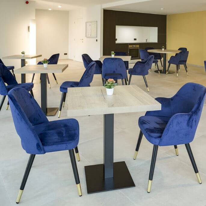 Chaise de restaurant en velours pour salle contemporaine